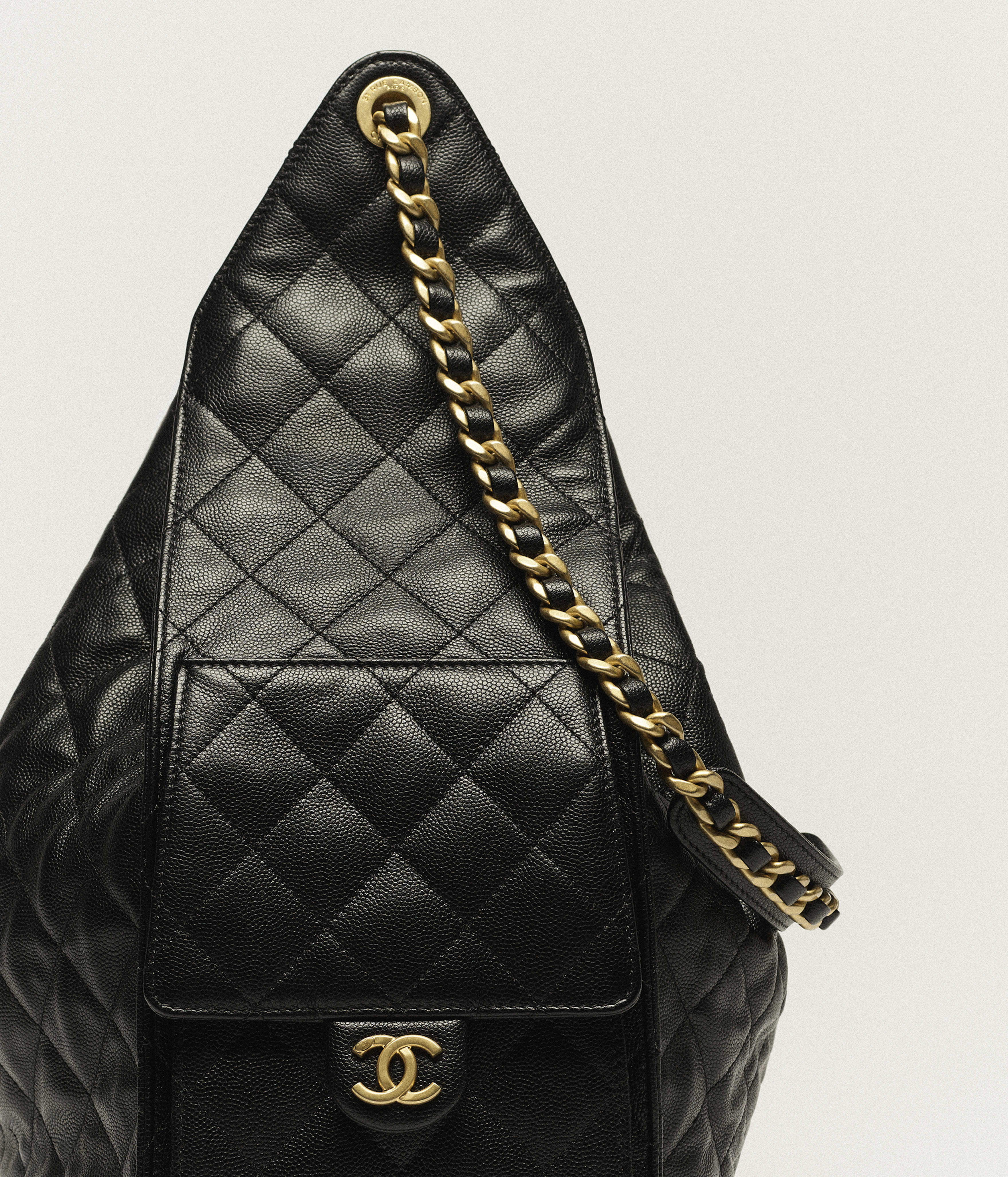 Große CHANEL 25 Tasche - Schwarz - Genarbtes Kalbsleder & goldfarbenes Metall - Ansicht Artistique 5